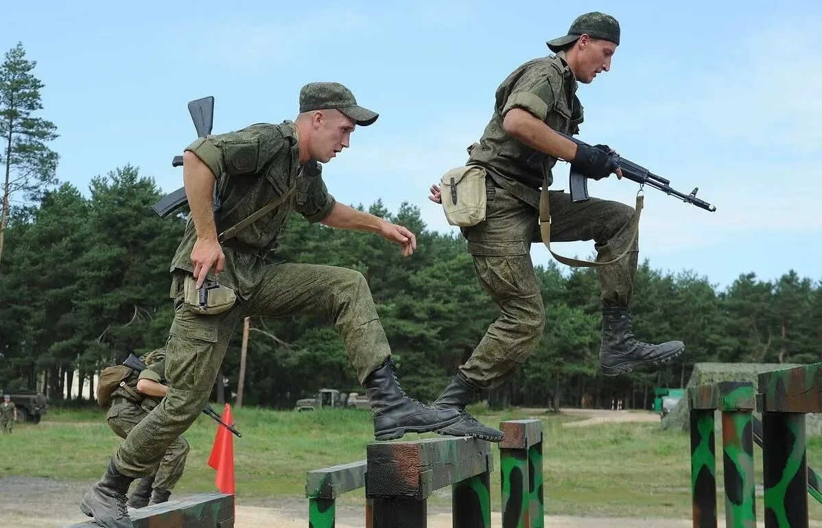 Военные тренинги. Физическая подготовка в армии. Военная подготовка в армии. Солдаты тренируются. Военная подготовка солдат.