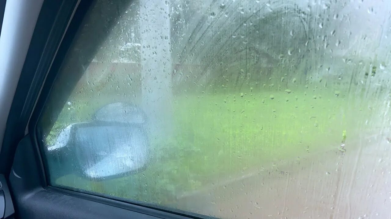 Запотевает стекло в дождь. Запотевшее стекло. Запотевшие окна в машине. Запотели окна в 2108. Пленка для стекол от запотевания.