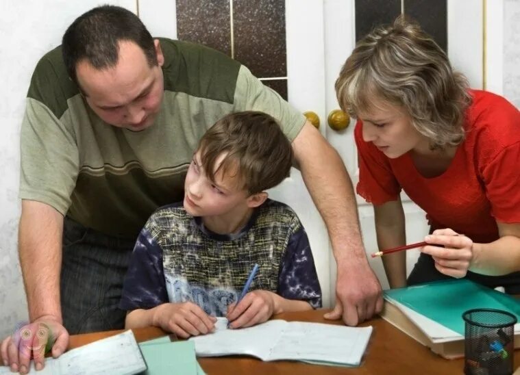 Родители школьников. Родители и дети уроки. Школьник с родителями. Дети с родителями в школе.