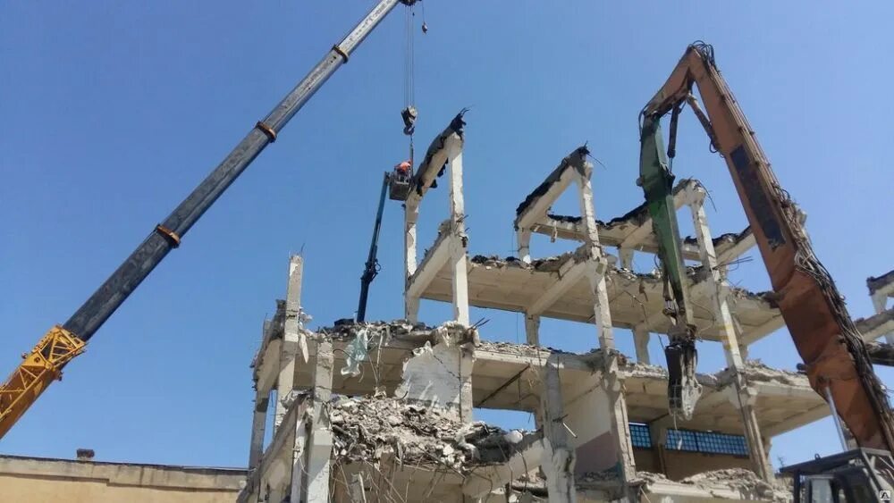 Демонтаж высотного дома демонтаж снос demontag stroy. Демонтаж высотных металлоконструкций. демонтаж металлоконструкций гидроножницами. гидроножницы для разборки зданий. демонтаж зданий экскаватором с гидроножницами.