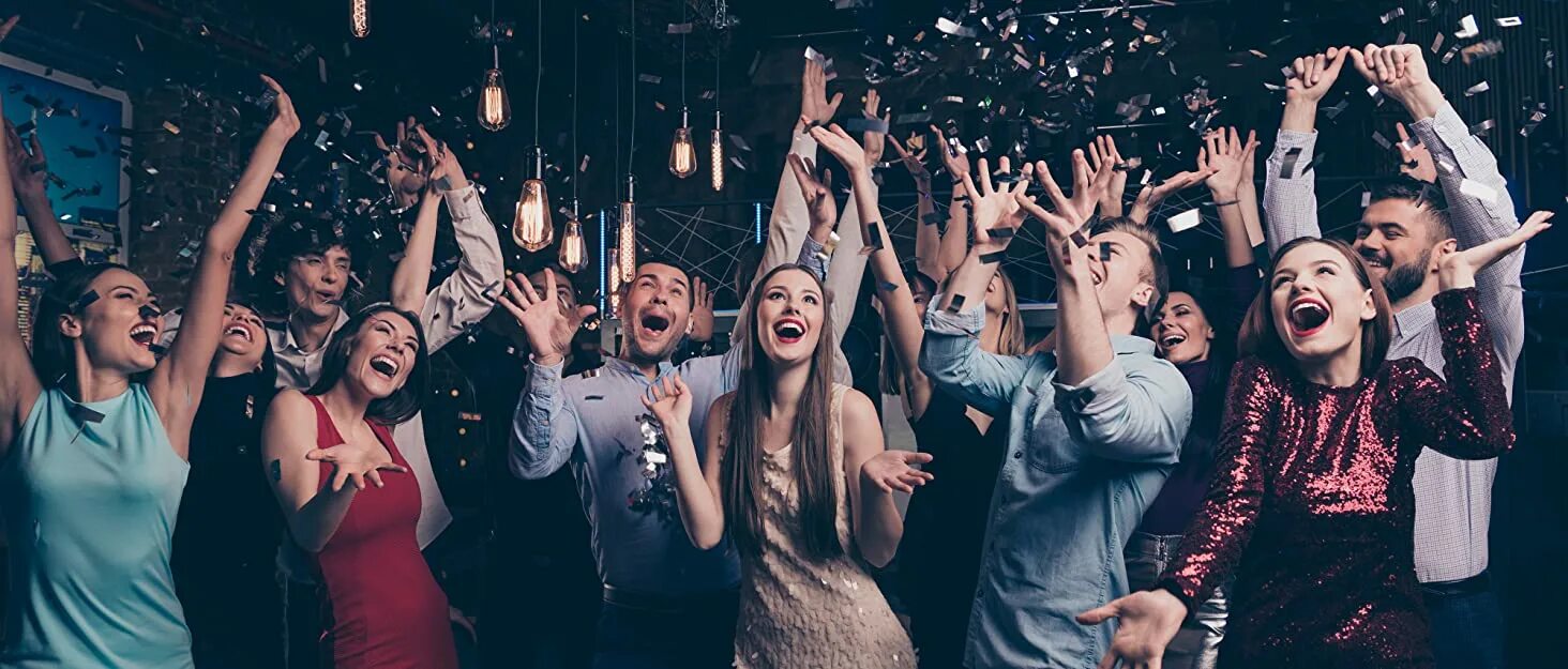 Американские вечеринки на дому. How many people at the party. Девушка танцует на дискотеке. Счастливые люди на вечеринке. Вечеринка.