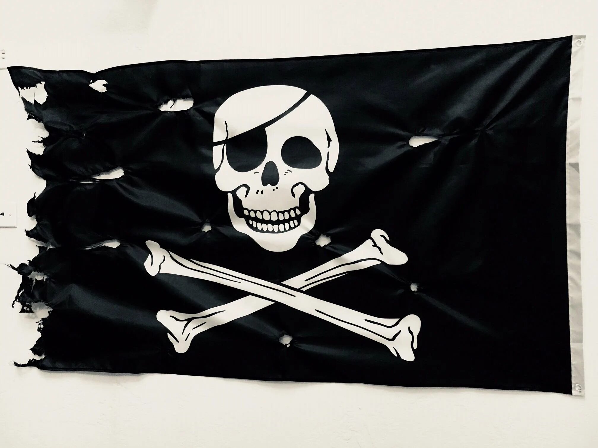 Веселый роджер цена. Роджер флаг пиратов. Весёлый Роджер флаг. Флаг пиратов веселый Роджер. Пиратский флаг Jolly Roger.