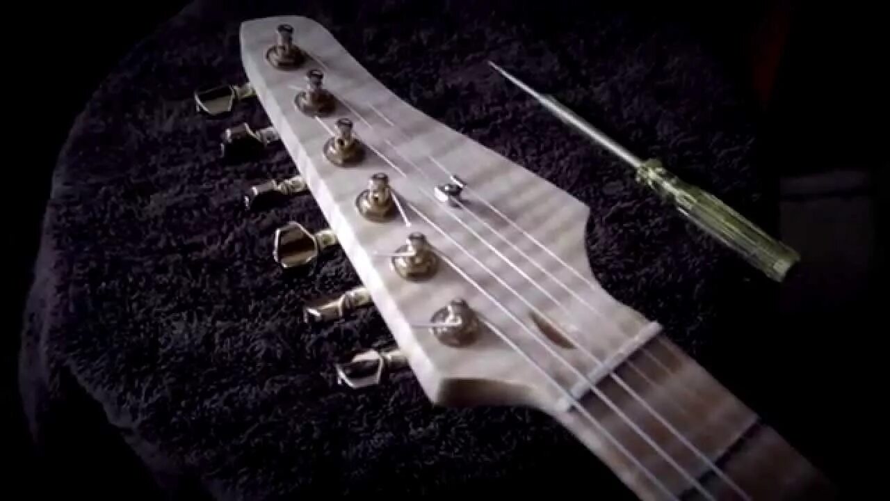 Солнце перемотка на гитаре. Намотка струн на колки электрогитары. Перемотка на гитаре. Натягивание струн на акустическую гитару. Вайндер для гитары.