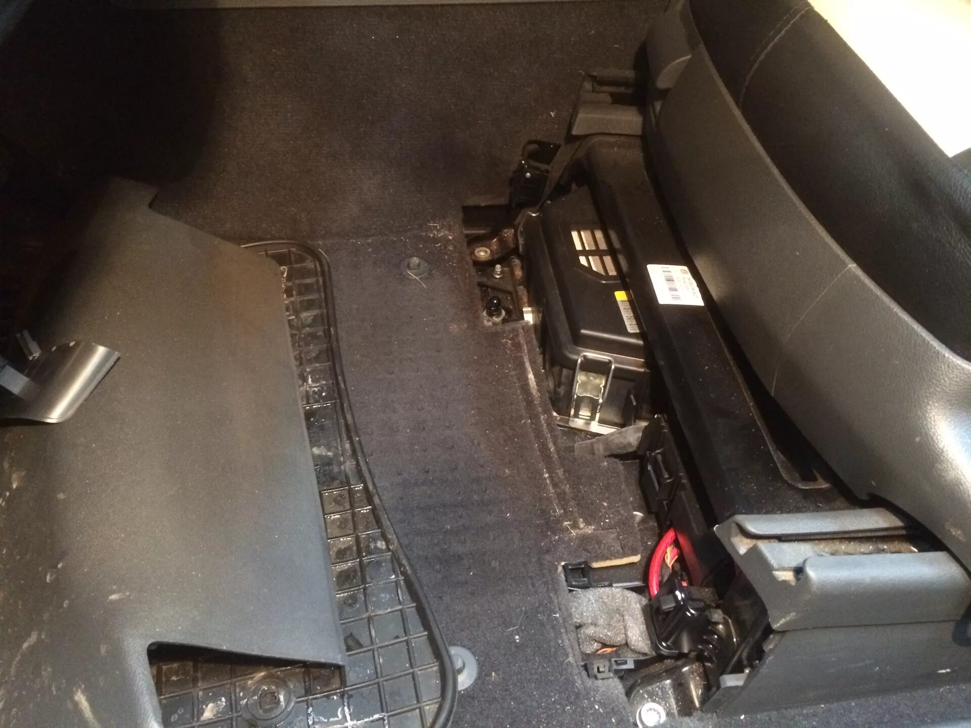 Vw touareg 2008 дизель акб. Акб на туарег 3. Как поменять аккумулятор на туареге. Аккумулятор родной туарег 2008. Как поменять аккумулятор на туареге.