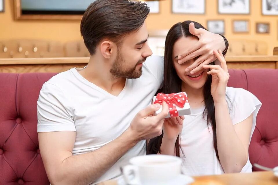 Девушка дарит подарок мужчине. Мужчина дарит подарок женщине. Парень дарит дорогие подарки. Сонник мужчина дарит