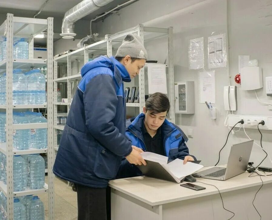 Работа кладовщиком в иркутске. Сотрудник склада. Кладовщик вакансии Нижний. ОАС сотрудники. Кладовщица и два начальника.