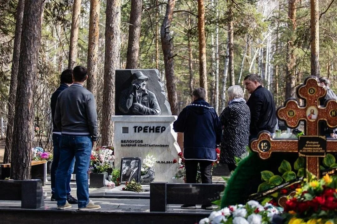 могила евгения осина памятник. где похоронят белоусову. женя белоусов могила. женя белоусов кунцевское кладбище. могила священника александра шумского.