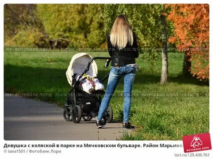 Женщина ходила с коляской