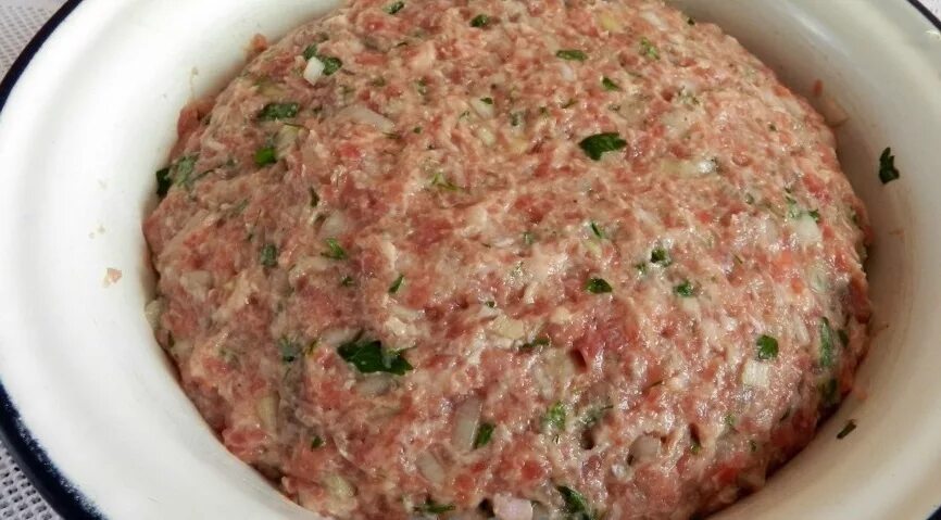 Фарш говяжий. Фарш смешать с зеленью. Фарш. Фарш с зеленью для пельменей. Фарш с зеленью.