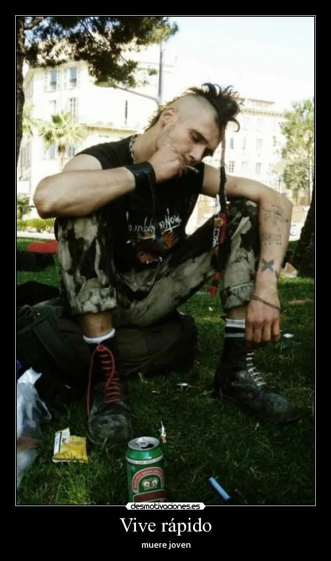 панк сидит. панки. панк сидит. панки лондон 1980. субкультура панки 2020.