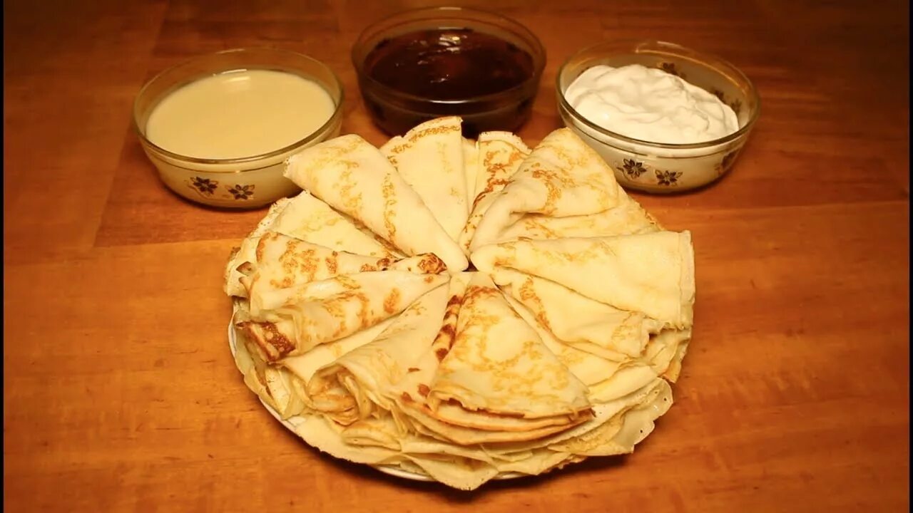 блины на столе. блины домашние. блинчики домашние. блины на тарелке. блины на тарелке.