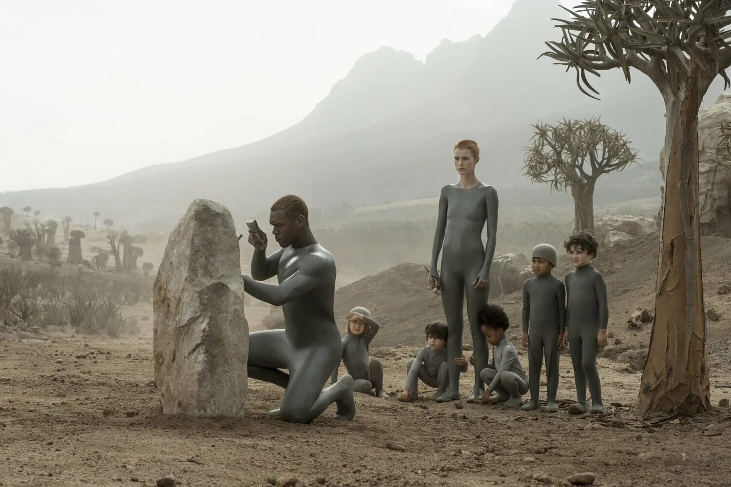 трэвис фиммел сериалы 2020. ридли скотт and travis fimmel. Raised by wolves 2020. воспитанные волками сериал 2020. трэвис фиммел воспитанные волками.