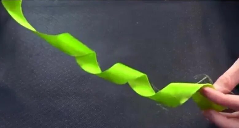 Завить ножницами бумагу. Как закрутить атласную ленту. Ленточка завитая. Бант из узкой атласной ленты. Как завить бумагу с помощью ножниц.