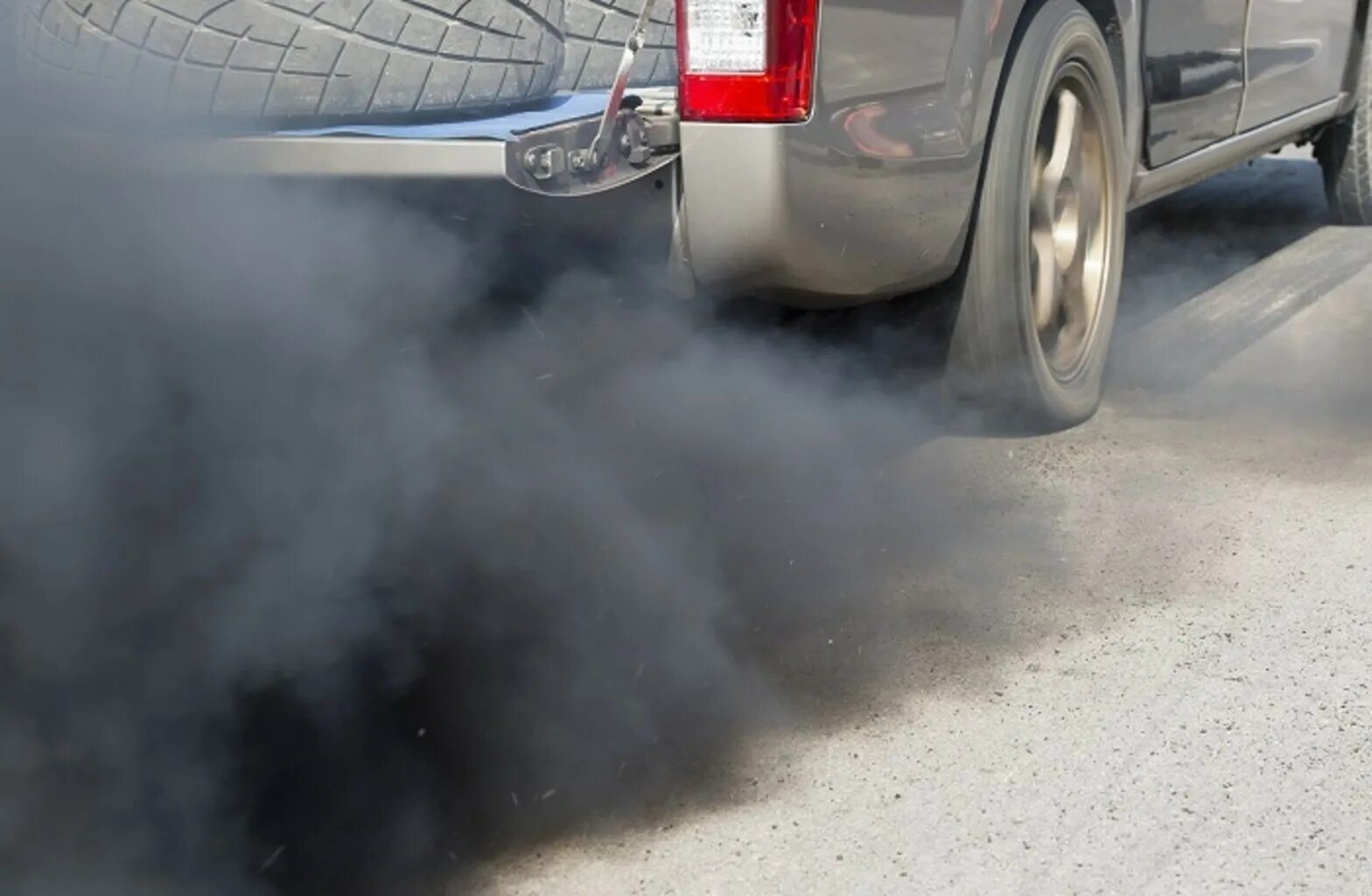 Выбросы автомобилей. Загрязнение автомобилями. Выхлопных газов автомобилей. Вредные выбросы автомобилей. Евро черный дым