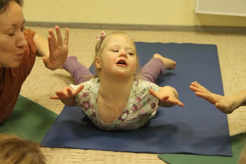ЛФК для даунов. Адаптивная физическая культура у детей с синдромом Дауна. Реабилитация детей с синдромом Дауна. Дауны танцуют
