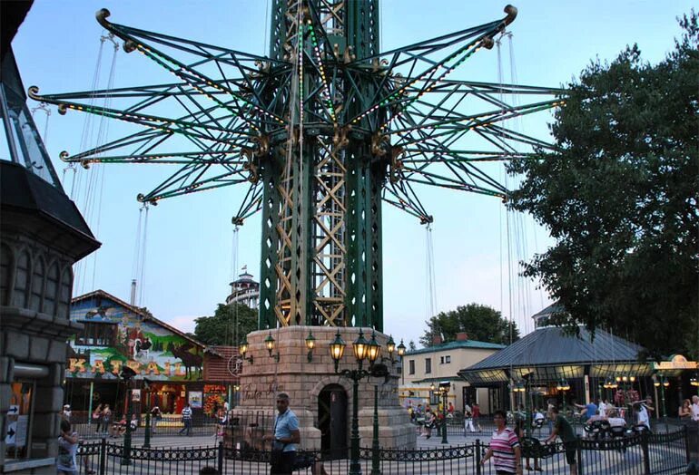 Парк пратер в вене. Пратер в вене. Вена парк аттракционов пратер. Вена австрия парк аттракционов. Венский парк пратер.