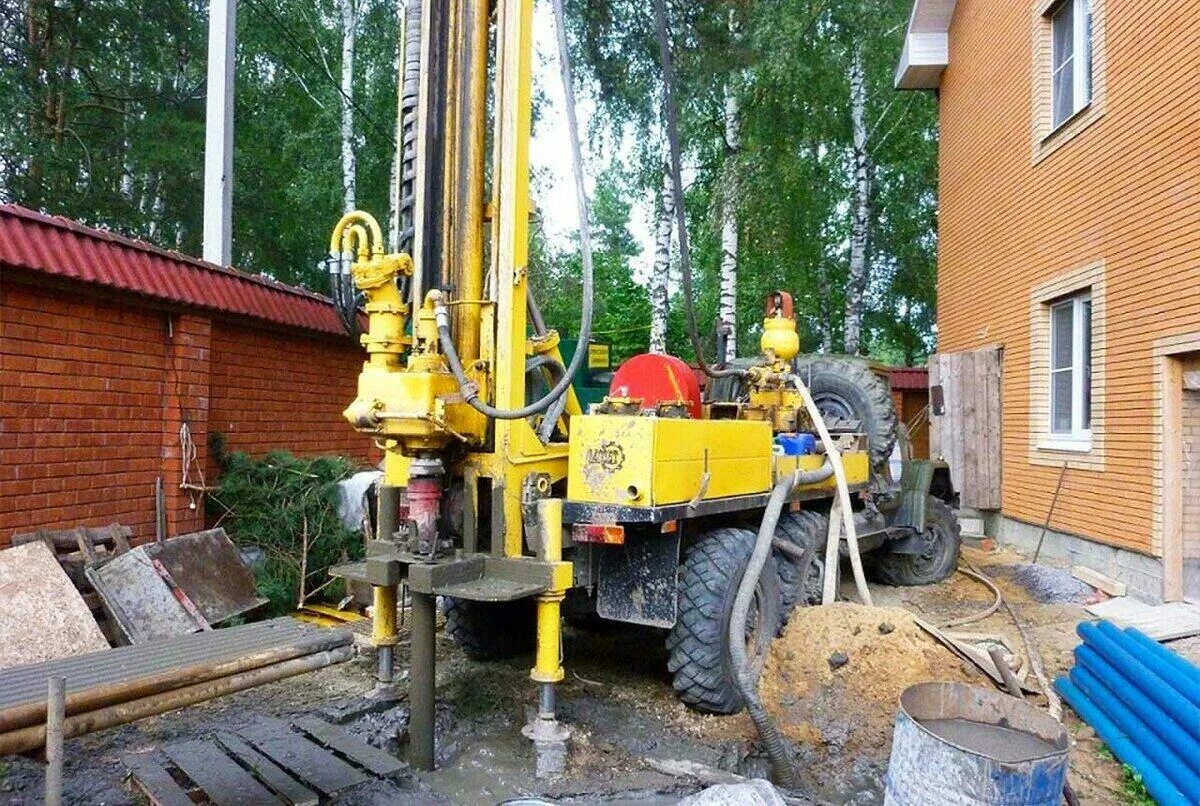 Скважина в перми. Бурение скважин. Бурение скважин на воду. Бурение артезианских скважин. Бурильщик скважин на воду.