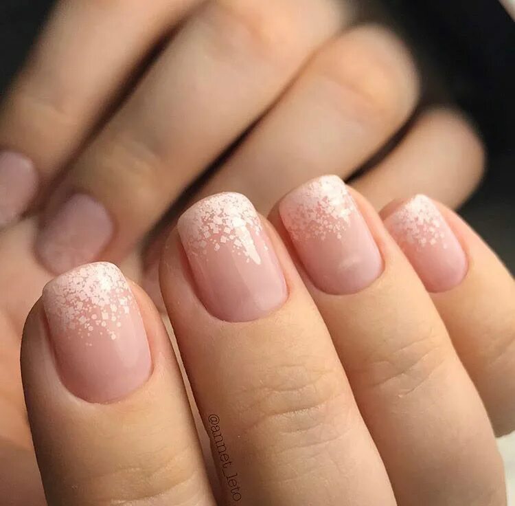 Маникюр гель лак растяжка. Дизайн ногтей растяжка. Маникюр френч растяжка розовый. Маникюр растяжка на короткие ногти. Растяжка блестками на ногтях.