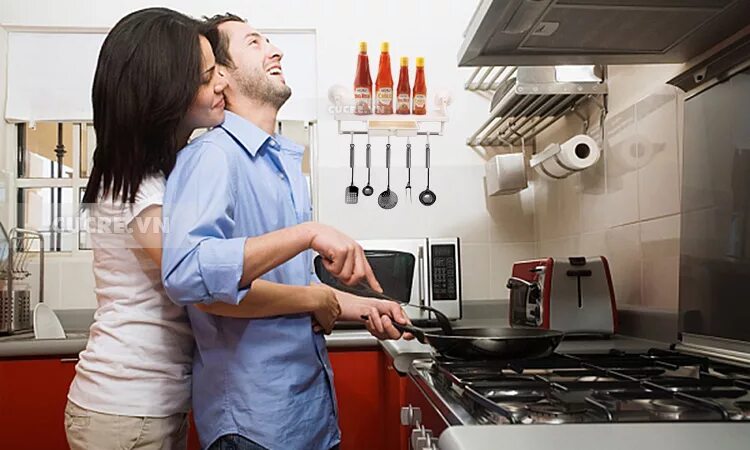 Парень и девушка на кухне. Мужчина и женщина на кухне. Современный быт. Парень обнимает на кухне. Мужчина на кухне.