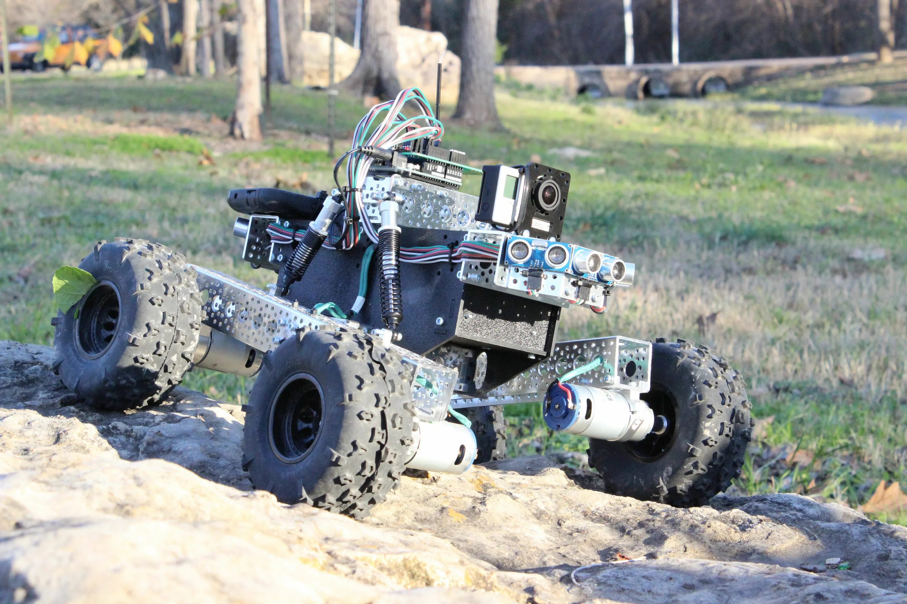 Колесные мобильные роботы. Робот на гусеницах. Робот вездеход. Робот ровер роботикс т5. Робот вездеход.