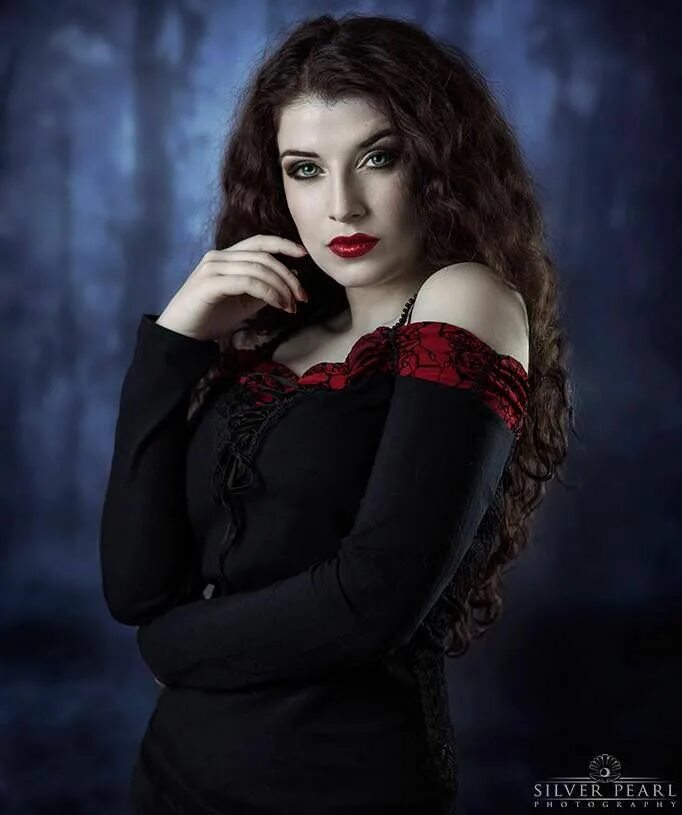 La esmeralda модель. La esmeralda. Готический макияж с красной помадой. La esmeralda. La esmeralda.