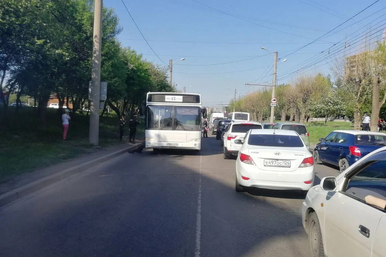 Автобус сбил ребенка. ДТП автобусов в Красноярске. ДТП на Крупской Красноярск.