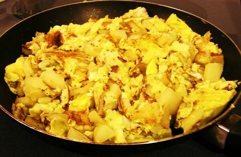 Картошка с яйцами на сковороде