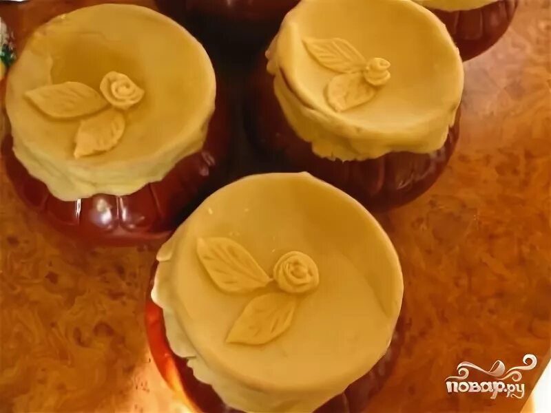 В горшочке с крышкой из теста. В горшочке с крышкой из теста