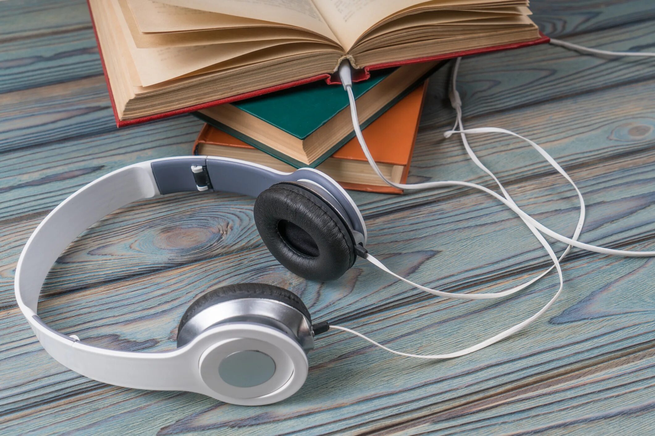 Бесплатные библиотеки аудиокниг слушать. Книга и наушники. Аудиокниги фото. Аудиокниги наушники. Прослушивание аудиокниг.