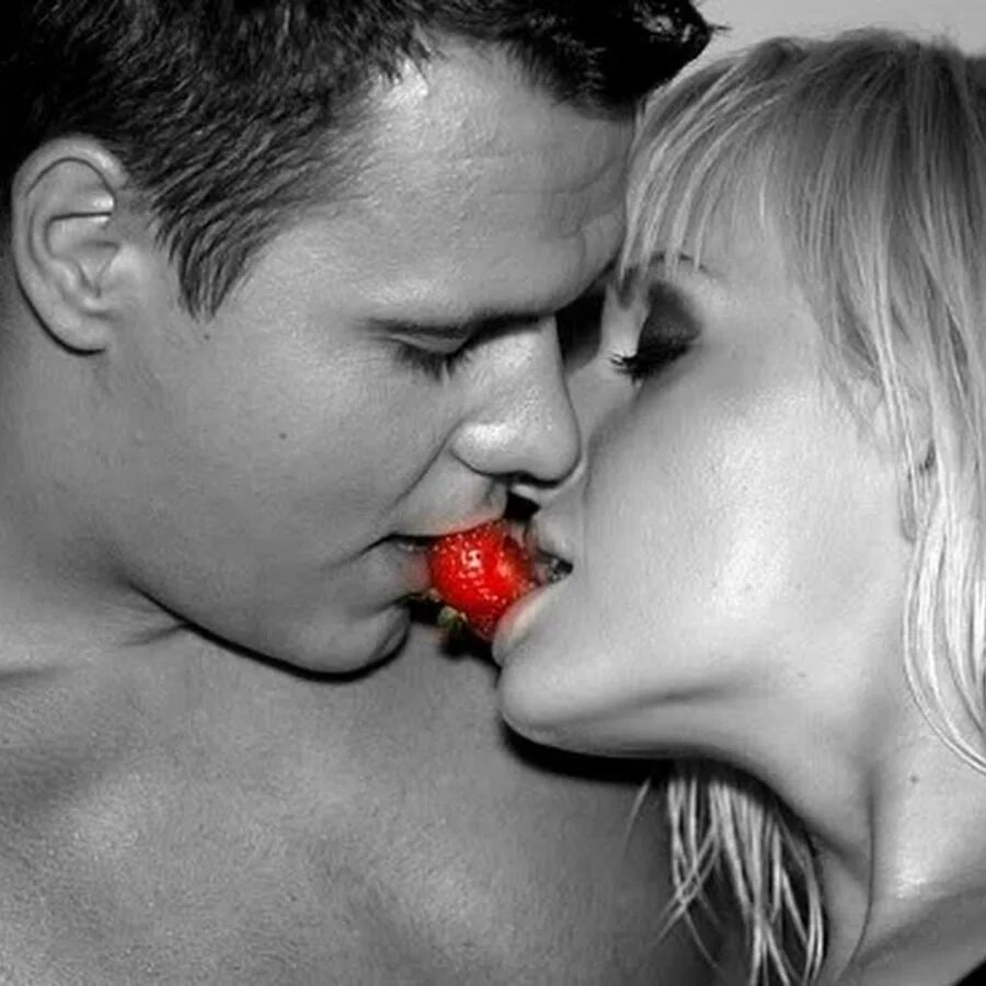 Мужики т девок мужики т девок. Поцелуй с клубникой. Соблазнительные губы. Фотосессия с клубникой. Сочный поцелуй.