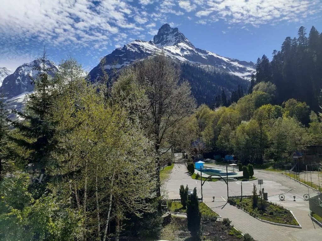 Горы домбая смотровые площадки. Высота домбая 3. Посёлок домбай карачаево-черкесская республика. Гостиница россия домбай. Гостиница домбай в домбае.