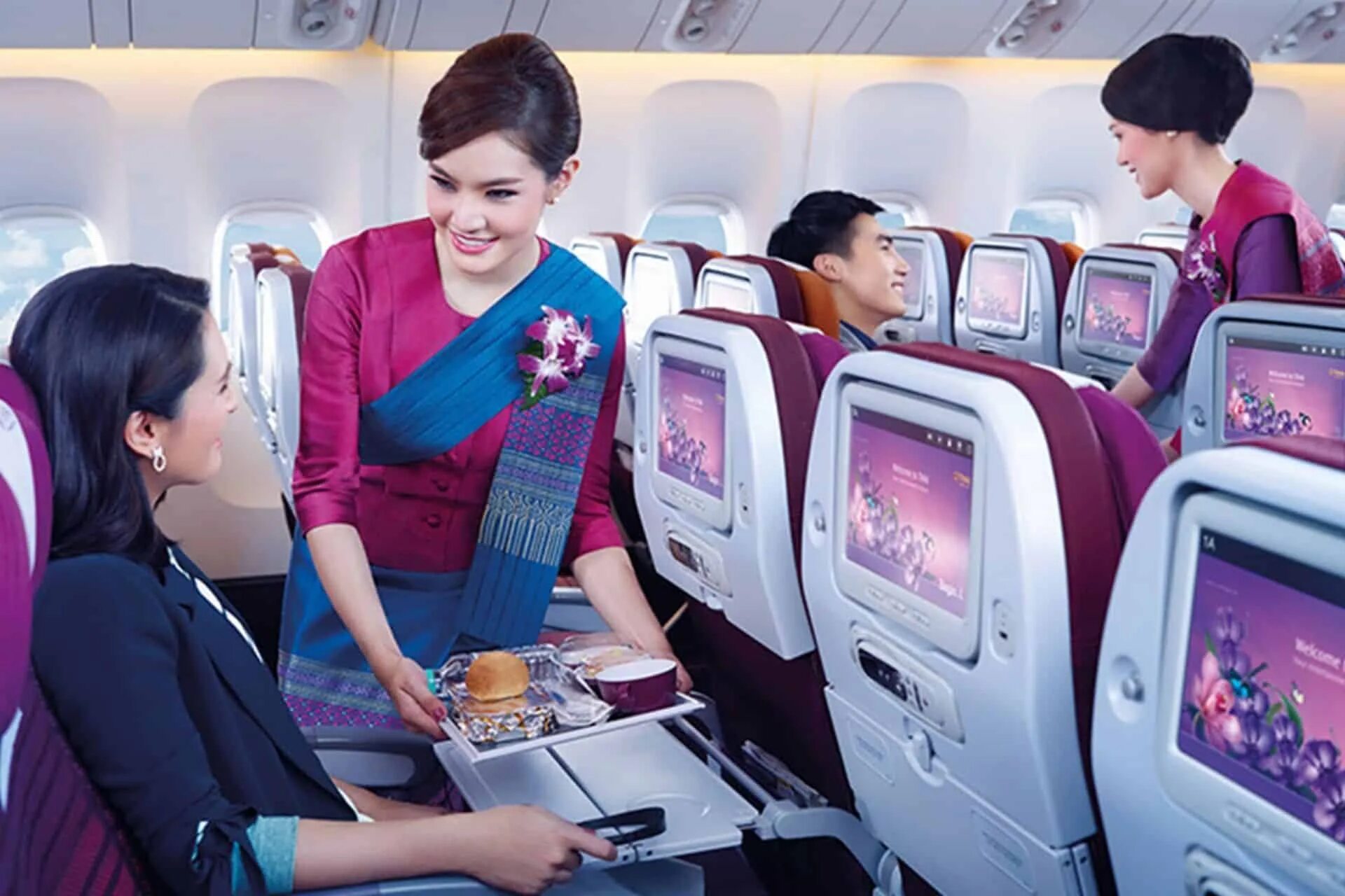 Россия тайланд самолет. Тайские авиалинии Cabin Crew. Thai Airways авиакомпания стюардессы. Thai Airways 787-9. Бангкок Эйрвейз салон.