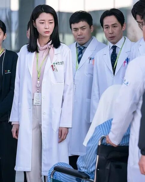 Доктор заключенный дорама. Доктор-заключённый дорама поцелуй. Доктор заключены. Доктор заключены. Доктор юджин дорама.