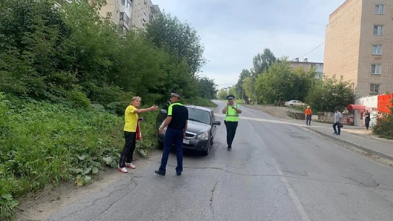 Дети на дороге. Дорога. Машина на дороге. Перебегает дорогу в неположенном месте. Сбитые дети на дорогах