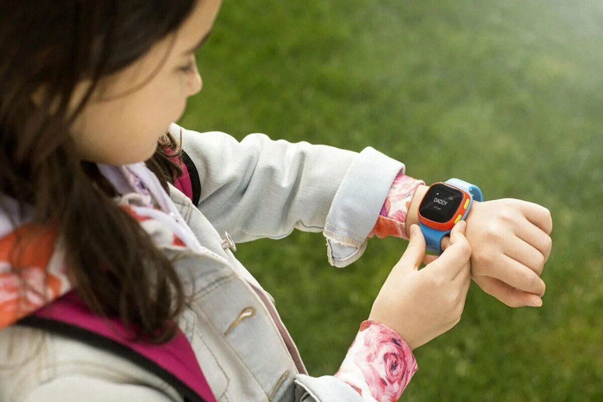 Контроль ребенка по мобильному телефону. Ребенок с часами на руке. Детские часы на руке. Часы "детские". Детские часы на руке ребенка.