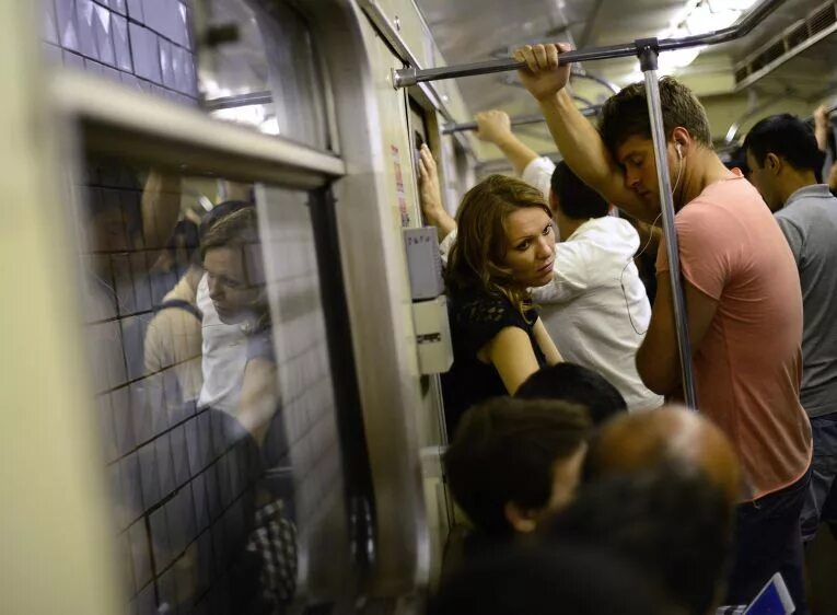 Встретимся в метро. Девушка в вагоне метро. парень в вагоне метро. красивые люди в метро. прижался в метро.