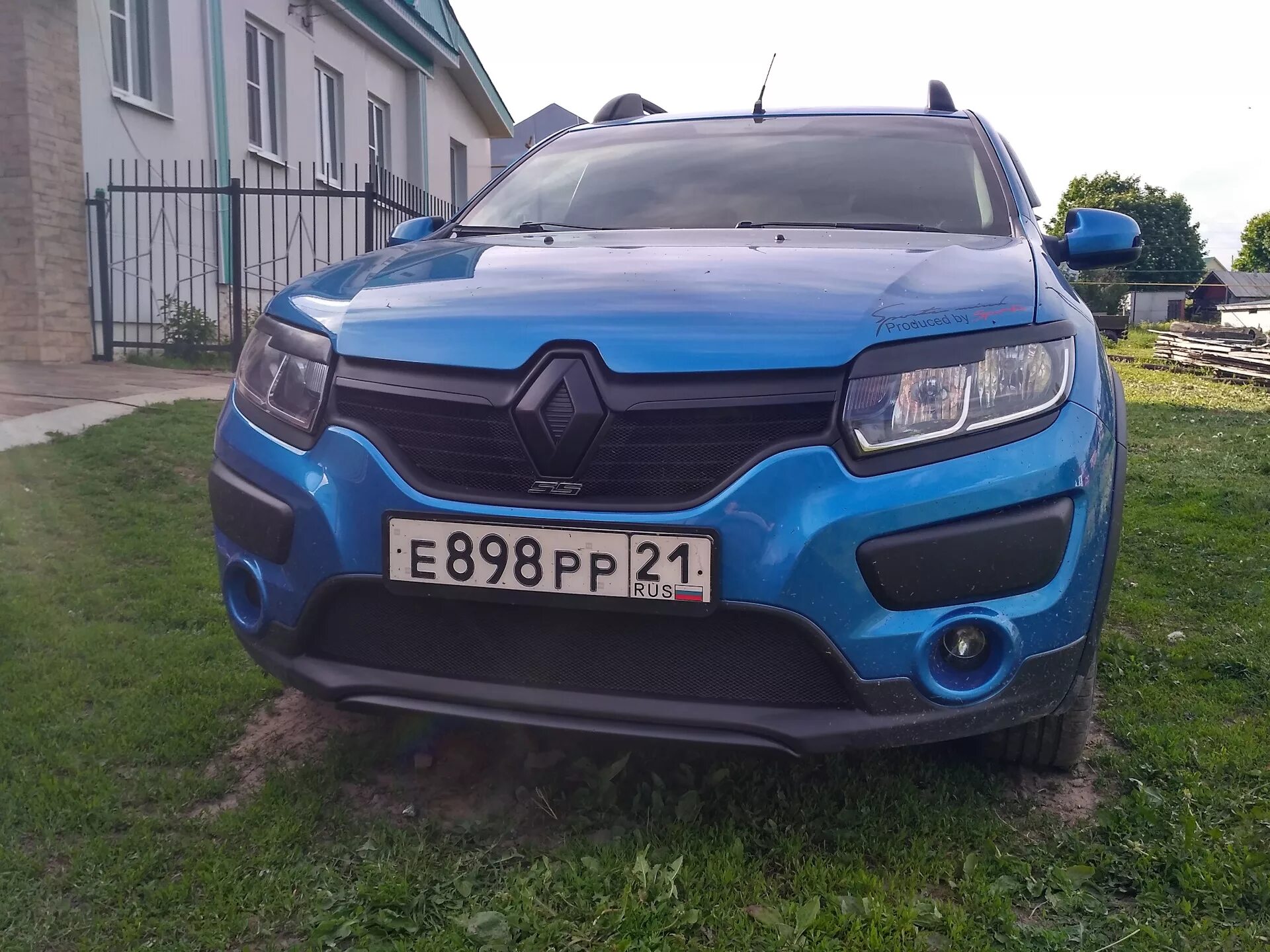 Бампер сандеро степвей 2 купить. Рено Сандеро степвей 2. Renault Sandero Stepway 2 бампер. Renault Sandero Stepway антихром. Бампер Рено Сандеро степвей 2017.