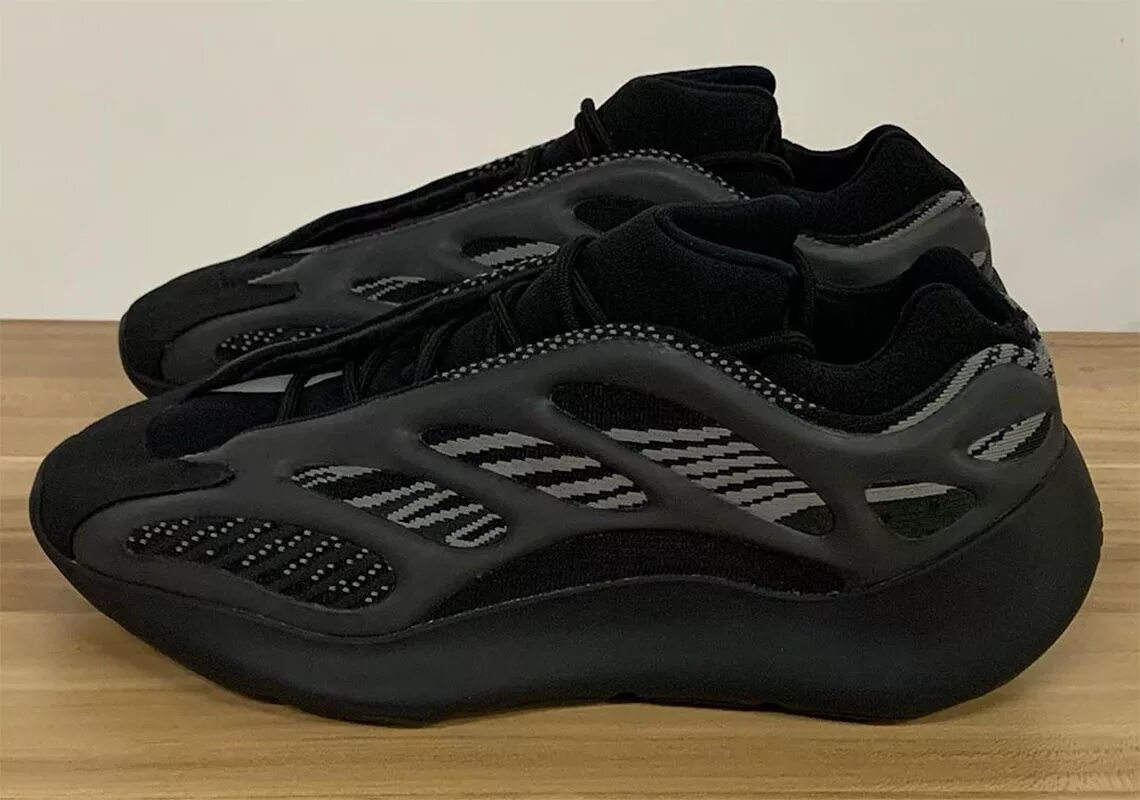 ИЗИ 700 v3 черные. Adidas Yeezy 700 v3 Black. Адидас Yeezy 700 v3. Адидас 700 Yeezy. Кроссовки изи 700