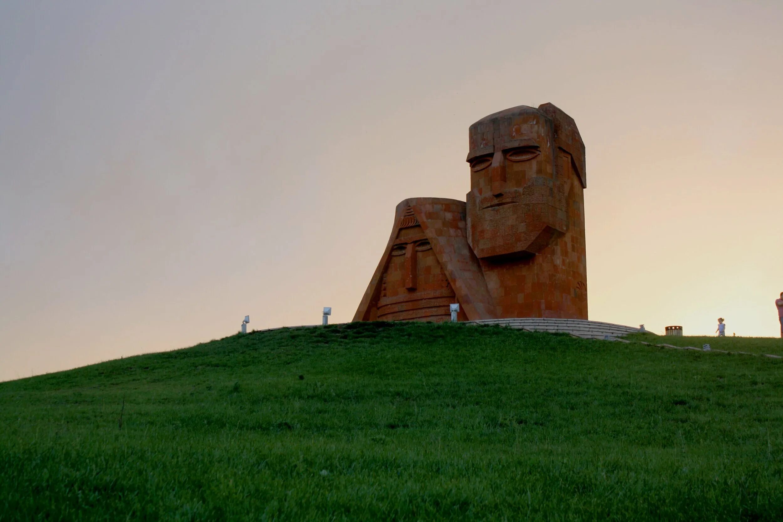 Сайты арцах. Нагорный Карабах папик Татик. Папик Татик памятник Степанакерт. Мы - наши горы Степанакерт. Арцах памятник мы наши горы.