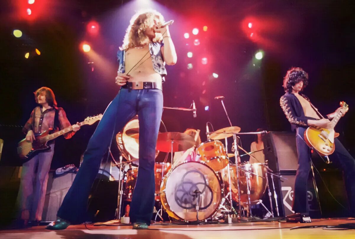 Led zeppelin 1973. Группа led zeppelin в 1973. лед зеппелин концерт. концерт группы лед зеппелин.