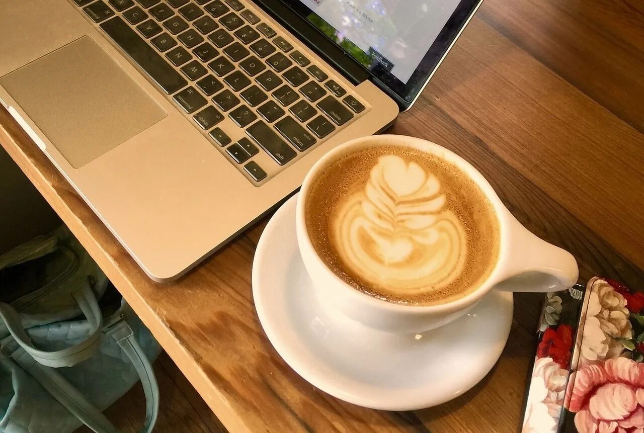 Кофе в офисе. Кофе компьютер. Чашка кофе в офисе. Чашка кофе на работе.