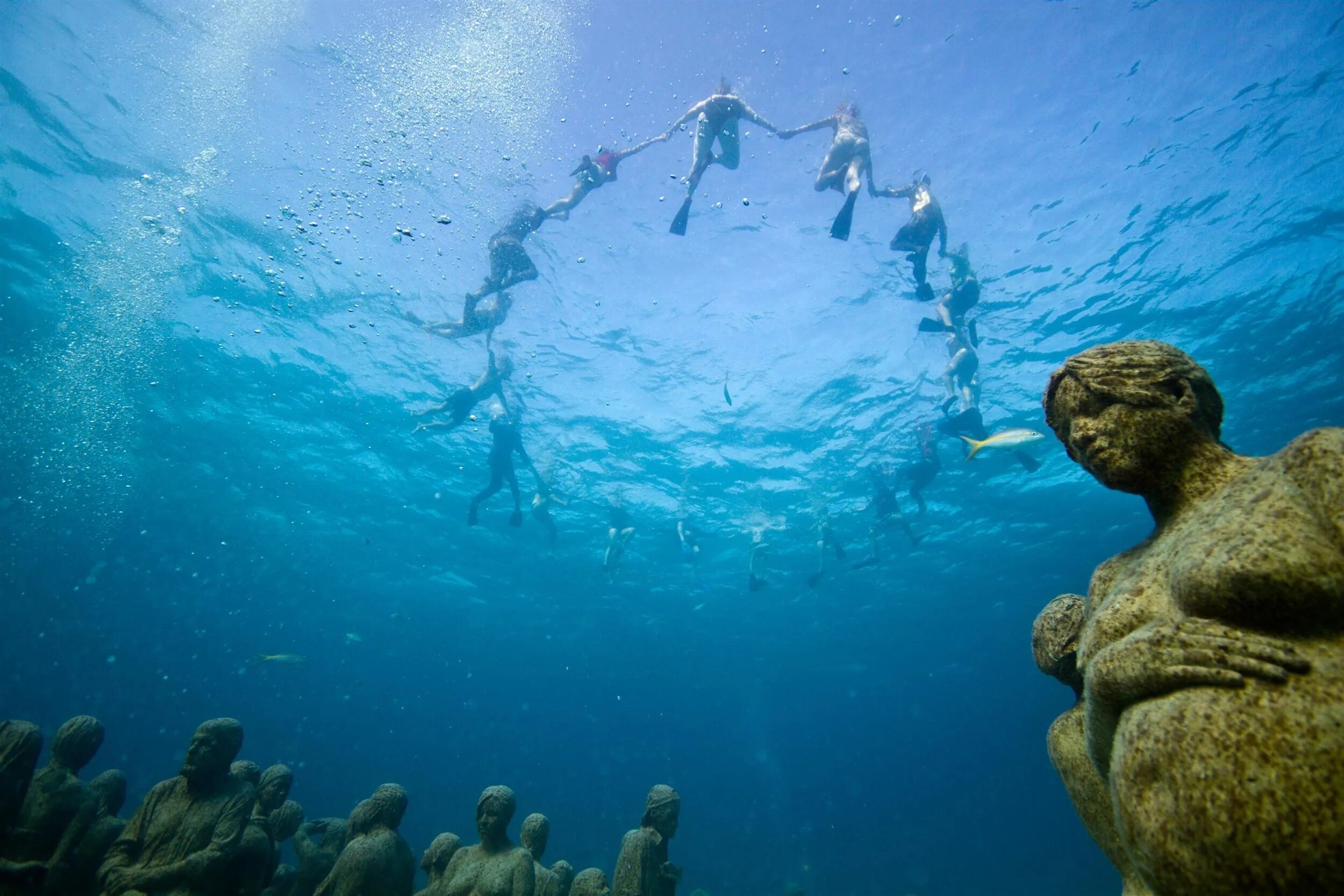 Есть жизнь на дне океана. Подводный музей Канкун. Подводный музей в Канкуне Мексика. Канкун музей подводных скульптур.