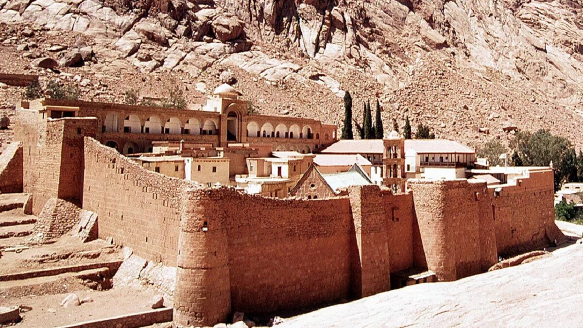 Египет монастырь святой. Монастырь св Екатерины в Египте. Монастырь Святой Екатерины на Синае. Монастырь Святой Екатерины на горе Синай. Монастырь Святой Екатерины на Синайском полуострове в Египте.
