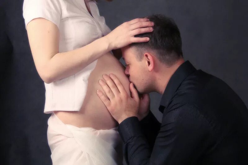 Поцелуй для беременных. Парень целует живот беременной. Целует беременный живот. Поцелуй в животик беременной.
