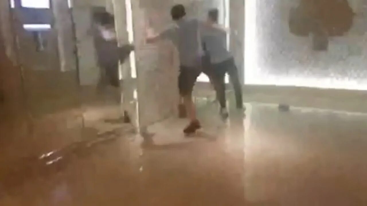 Стример избивший