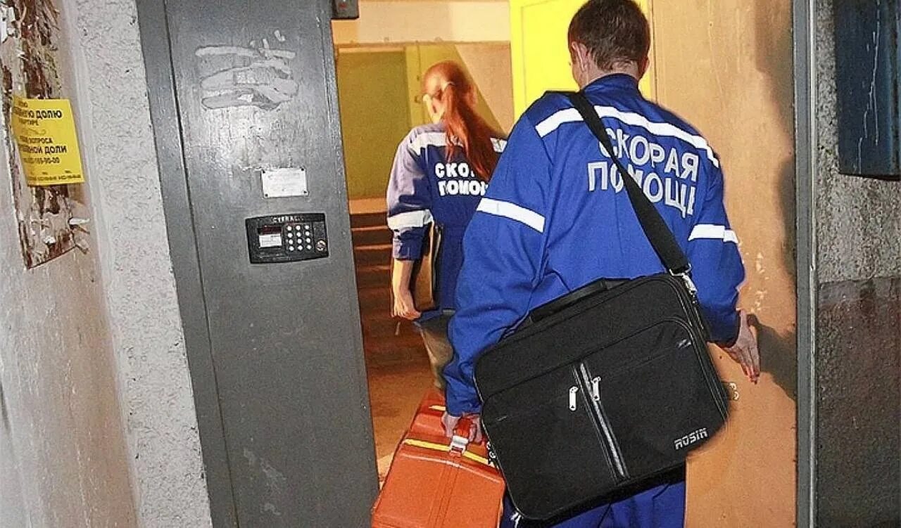 Врачи скорой помощи на вызове. Врач скорой помощи. Вызов врача скорой помощи. Врач скорой помощи. Вызов скорой помощи на дом.