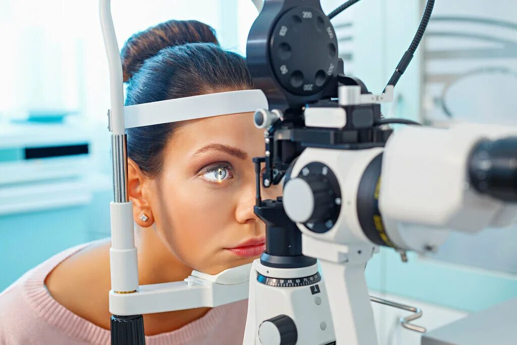 Проверка зрения врач. Офтальмология. Осмотр офтальмолога. Обследование глаз. Обследование у офтальмолога.