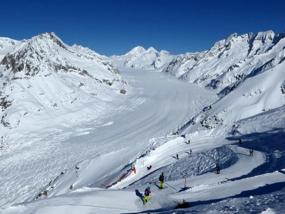 Курорт в альпах 6 букв сканворд. Laax Швейцария горнолыжный курорт. Альпийская Арена Швейцария. Горнолыжный курорт Арена. Червиния горнолыжный курорт.