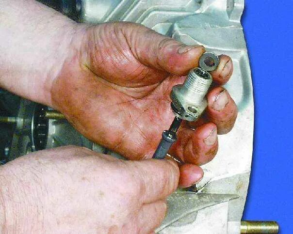 Как снять привод спидометра ваз. Привод спидометра в сборе 2114. Привод спидометра 2110. Датчик привода спидометра 2110. Привод тросика спидометра ваз 2109.