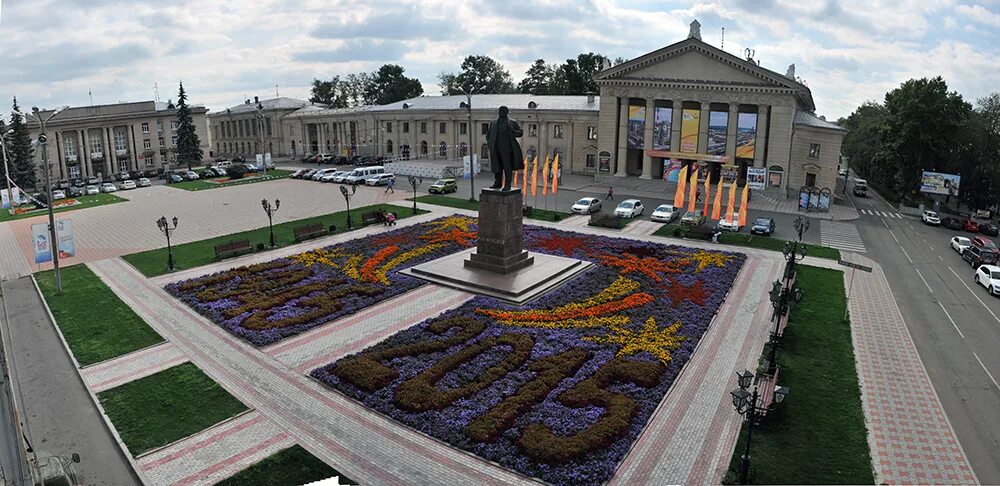 Нефтехимик ангарск. Памятник Ленину Ангарск. Площадь города Ангарска. Ангарск Центральная площадь. Город Ангарск площадь Ленина.